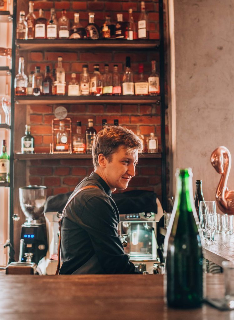 Barman restuaracji Eliksir w Gdańsku